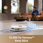 Görseli Galeri görüntüleyiciye yükleyin, Oturma odasında çalışan robot süpürge, yüksek emiş gücü vurgusuyla tanıtılıyor. 13.000 Pa Vormax™ emiş gücü